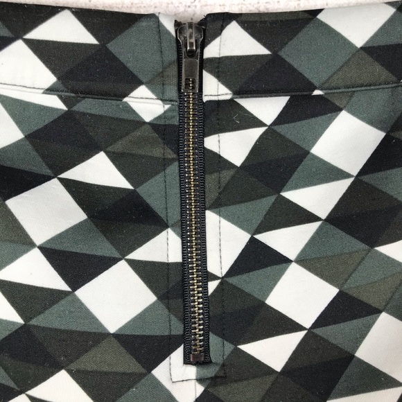 Forever 21 High Waisted Zip Up Geometric Shorts - Picture 4 of 6